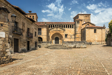 Fototapeta premium View of the square and facade of the Collegiate Church of Santa Juliana, in Santillana del Mar, Cantabria, Spain, on a sunny summer day.