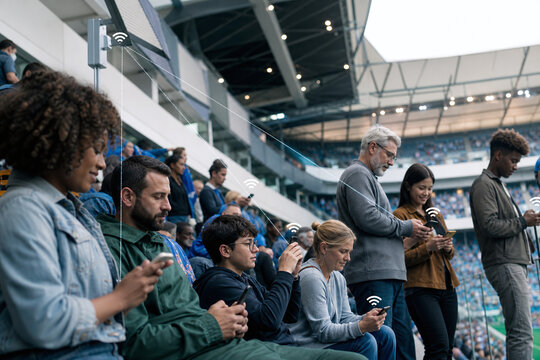 Connected stadium crowd using wireless small cell network