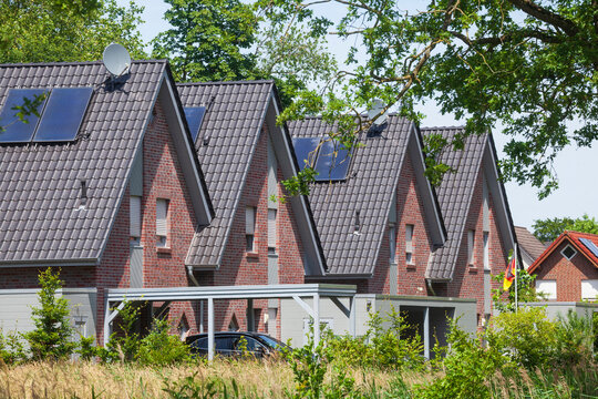 Moderne Wohngeb&auml;ude im Gr&uuml;nen,  Bad Zwischenahn, Niedersachsen, Deutschland