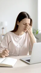 Müde Frau mit Augenproblemen am Laptop © Sina Ettmer