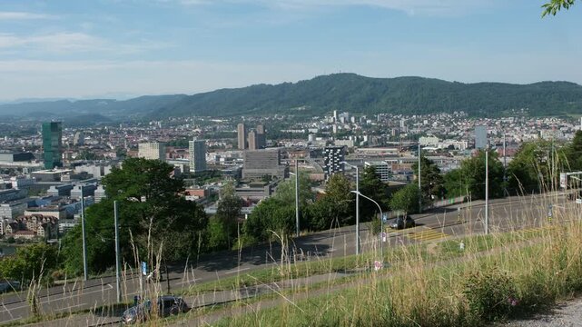 Tempo 50 km/h innerorts in der Schweiz, Autos fahren auf einer Stra&szlig;e in der Stadt Z&uuml;rich