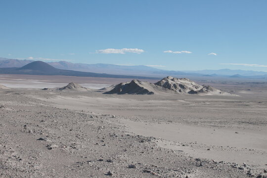Monta&ntilde;as y dunas de arena en la alta monta&ntilde;a de argentina