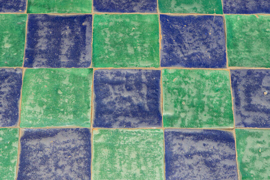 Gros plan sur du carrelage en c&eacute;ramique marocain avec du bleu et du vert.