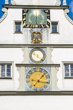Uhren an der Ratstrinkstube in Rothenburg ob der Tauber leines Ensemble am Giebel zurmMark. Oben eine Sonnenuhr, darunter eine Uhr mit Datumsanzeige und darunter die gro&szlig;e Stadtuhr von 1683.