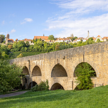 Die Doppelbr&uuml;cke &uuml;ber die Tauber unterhalb der historischen Altstadt von Rothenburg ob der Tauber