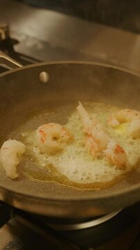 Fritada de camar&atilde;o na manteiga e azeite