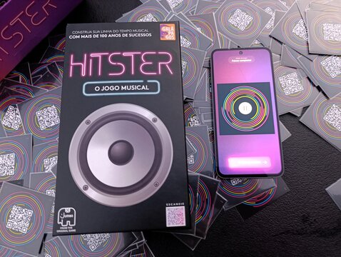 Hitster - Jogo de cartas e m&uacute;sica. O objetivo &eacute; simples: voc&ecirc; n&atilde;o precisa ser um especialista em m&uacute;sica, basta reconhecer os sucessos e organiz&aacute;-los em uma linha do tempo cronol&oacute;gica.