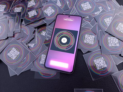 Hitster - Jogo de cartas e m&uacute;sica. O objetivo &eacute; simples: voc&ecirc; n&atilde;o precisa ser um especialista em m&uacute;sica, basta reconhecer os sucessos e organiz&aacute;-los em uma linha do tempo cronol&oacute;gica.