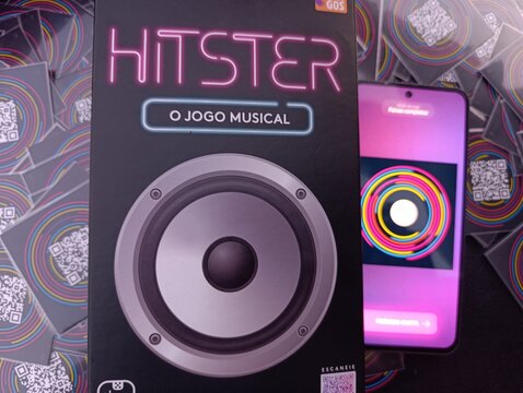 Hitster - Jogo de cartas e m&uacute;sica. O objetivo &eacute; simples: voc&ecirc; n&atilde;o precisa ser um especialista em m&uacute;sica, basta reconhecer os sucessos e organiz&aacute;-los em uma linha do tempo cronol&oacute;gica.