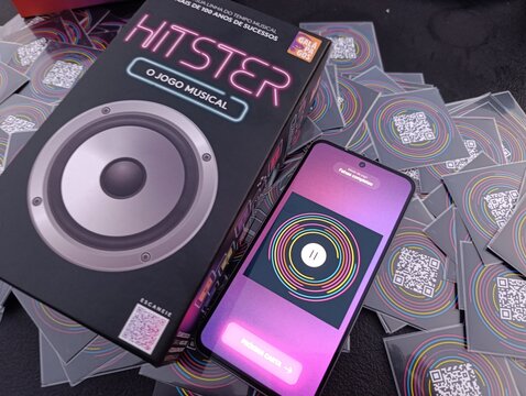 Hitster - Jogo de cartas e m&uacute;sica. O objetivo &eacute; simples: voc&ecirc; n&atilde;o precisa ser um especialista em m&uacute;sica, basta reconhecer os sucessos e organiz&aacute;-los em uma linha do tempo cronol&oacute;gica.