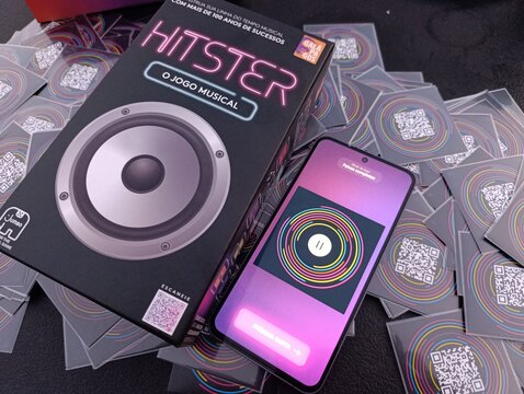 Hitster - Jogo de cartas e m&uacute;sica. O objetivo &eacute; simples: voc&ecirc; n&atilde;o precisa ser um especialista em m&uacute;sica, basta reconhecer os sucessos e organiz&aacute;-los em uma linha do tempo cronol&oacute;gica.