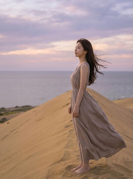 해안 절벽 길에 앉은 여성 / Woman Sitting on a Coastal Cliff Path