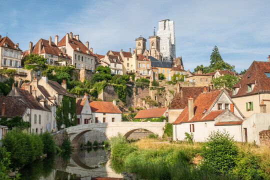 Semur-en-Auxois et la coll&eacute;giale Notre-Dame en Bourgogne - France