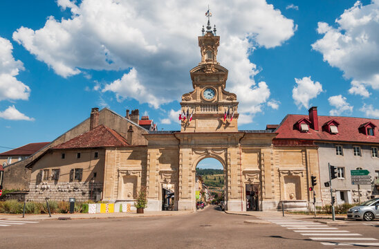 L&rsquo;arc de triomphe de la porte Saint-Pierre dans le centre-ville de Pontarlier par une journ&eacute;e d&rsquo;&eacute;t&eacute; - France