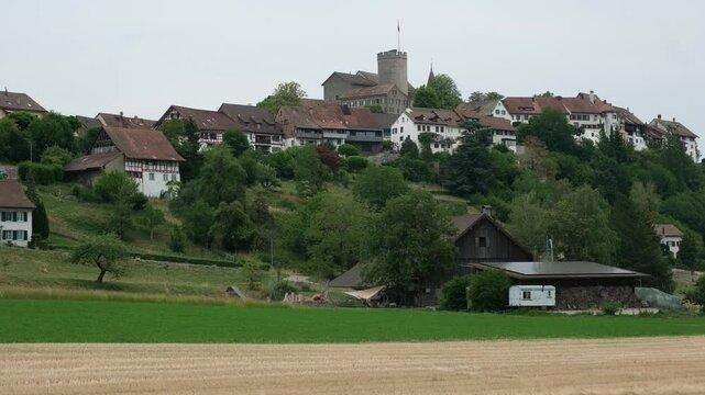 Gemeinde Regensberg, denkmalgesch&uuml;tztes mittelalterliche St&auml;dtchen im Bezirk Dielsdorf, Kanton Z&uuml;rich in der Schweiz