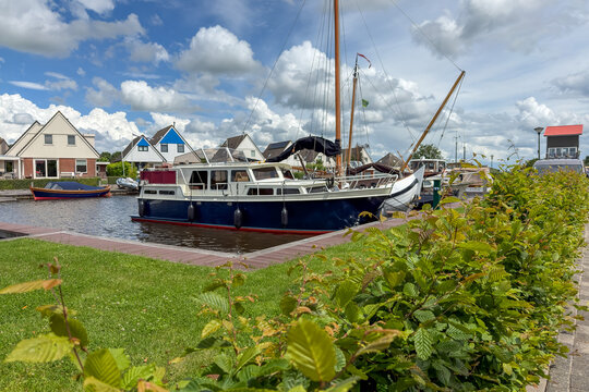 Hafenkanal mit Booten und Ferienh&auml;usern in Terherne, Terherne, Friesland, Niederlande