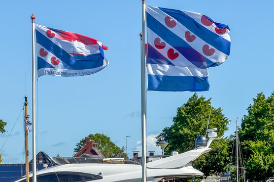 Friesische Flaggen &uuml;ber Booten im Hafen von Heeg, Heeg, Friesland, Niederlande