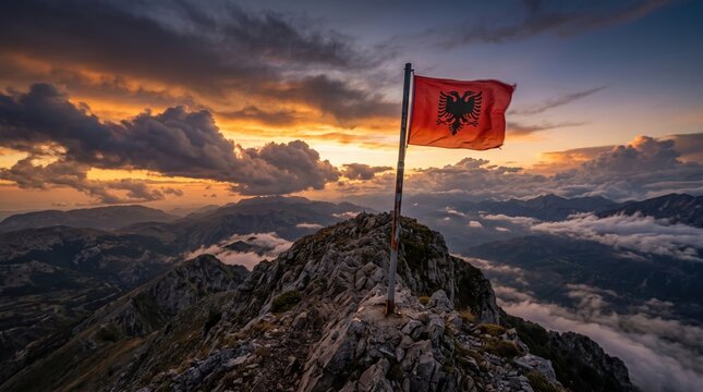 Wehende albanische Fahne auf Bergspitze im wundersch&ouml;nen Abendrot