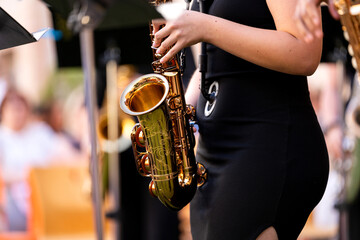 Obraz premium Musician performing jazz music on saxophone during an outdoor street concert