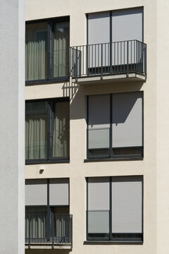 Fassade eines Wohnhauses in der Innenstadt von T&uuml;bingen mit Jalousien als Sonnenschutz