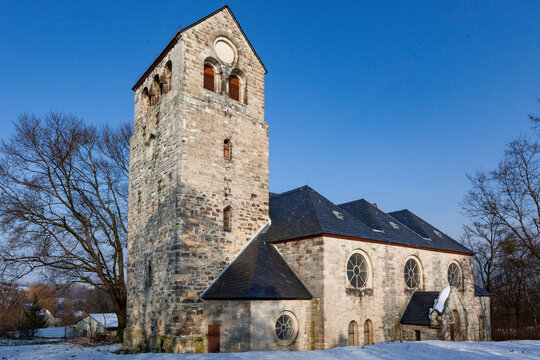 Evangelische Kirche St. Petrus, Au&szlig;enansicht im Winter; M&uuml;llerdorf, Ortsteil von Zappendorf in Gemeinde Salzatal (Saalekreis); Kirchengemeinde Katharina von Bora Salzatal im Pfarrbereich Schochwitz