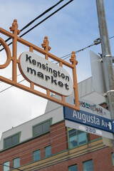 Obraz premium Kensington Market sign at Augusta Av and College St, Toronto