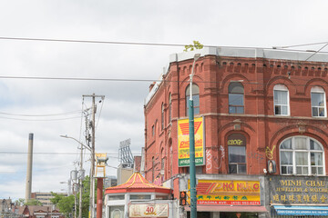 Obraz premium wide view of commercial block and signage outside Phở Hưng Restaurant located at 350 Spadina Av, Toronto