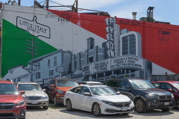Obraz premium parking lot and wall with mural on the west facing side of 719 College St featuring Little Italy, Toronto