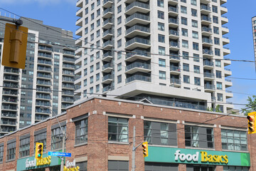 Obraz premium exterior building and sign of Food Basics, a discount supermarket, located here at 830 Lansdowne Av at Dupont St, Toronto