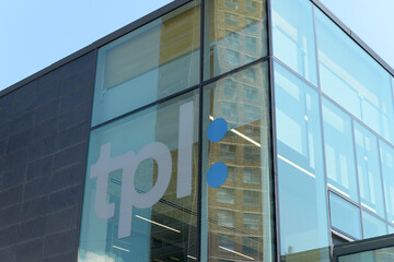 Obraz premium tpl: logo window sign at Toronto Public Library - Wychwood Branch, 1431 Bathurst St