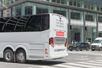 Obraz premium back of a Trafalgar Tours coach at Bay St and Bloor St W, Toronto