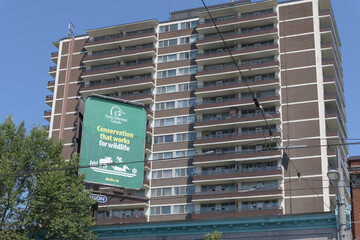Obraz premium rooftop billboard featuring ad for Ducks Unlimited Canada with apartment building and sky, Toronto