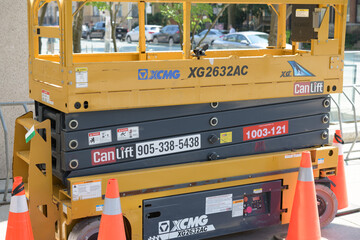 Obraz premium close-up of a XCMG XG2632AC, an electric scissor lift (also called a mobile elevating work platform or MEWP) designed for indoor and outdoor work at heights - Toronto