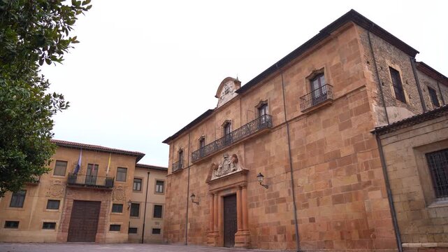 Vista de la Corrada del Obispo, plaza hist&oacute;rica de Oviedo rodeada de arquitectura monumental y edificios religiosos en pleno casco antiguo.