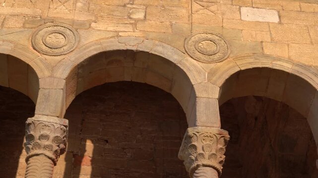 Santa Mar&iacute;a del Naranco: Antiguo palacio o aula regia del rey Ramiro I del siglo IX, situado en la falda del monte Naranco. Oviedo, Asturias, Espa&ntilde;a. Julio de 2026.
