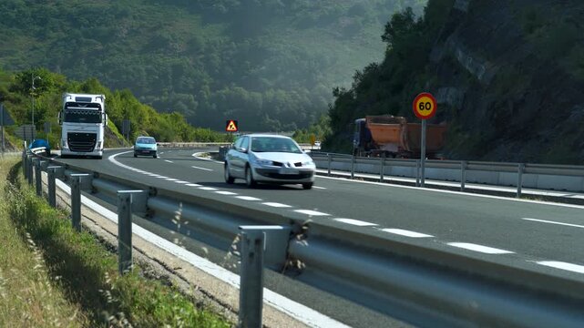 Autov&iacute;a de Asturias en obras, con maquinaria, se&ntilde;alizaci&oacute;n provisional y trabajos de mantenimiento en la calzada rodeada de paisaje monta&ntilde;oso.