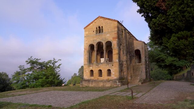 Santa Mar&iacute;a del Naranco: Antiguo palacio o aula regia del rey Ramiro I del siglo IX, situado en la falda del monte Naranco. Oviedo, Asturias, Espa&ntilde;a. Julio de 2026.