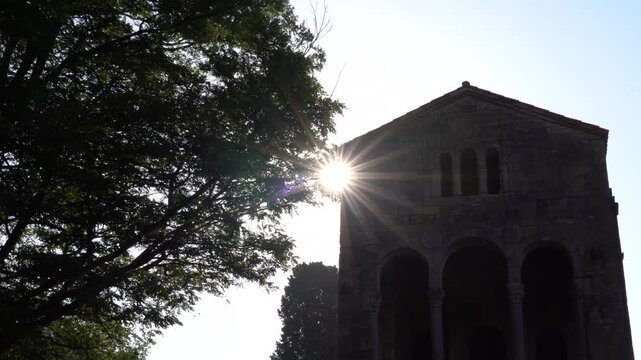 Santa Mar&iacute;a del Naranco: Antiguo palacio o aula regia del rey Ramiro I del siglo IX, situado en la falda del monte Naranco. Oviedo, Asturias, Espa&ntilde;a. Julio de 2026.