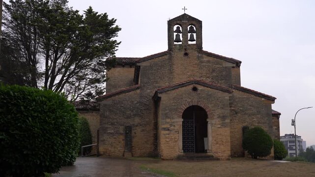 Iglesia de San Juli&aacute;n de los Prados, Fue donada a la catedral a finales del siglo IX por Alfonso III el Magno. Oviedo, Asturias, Espa&ntilde;a. Julio de 2026. 