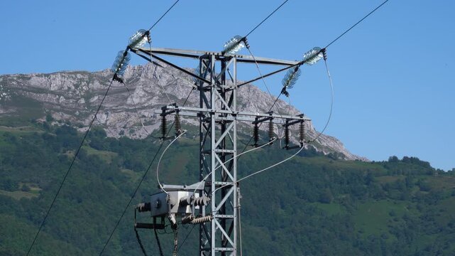 Detalle de una torre el&eacute;ctrica en medio de la naturaleza.Oviedo, Asturias. Julio de 2026.  