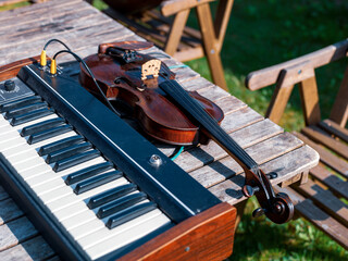 violin and synthesiser © vectorass