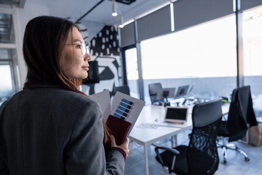 Young business woman looking aside and looking concentrated and focused