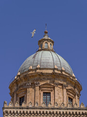 Obraz premium The grand dome of the Cathedral of Palermo featuring intricate stone masonry and a green-patina roof. Beautiful example of Sicilian architectural history on a sunny day.