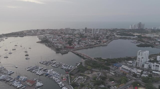 Videos D-Log de Cartagena: Manga, Fuerte del Pastelillo, Puente Rom&aacute;n y Getseman&iacute; | 4K D-Log Aerial Footage of Manga District, Pastelillo Fort, Roman Bridge and Getsemani, Colombia.