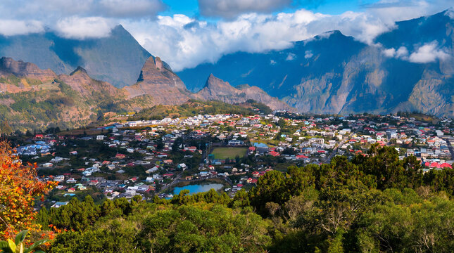 Vue a&eacute;rienne du village du Cirque de Cilaos, La R&eacute;union.