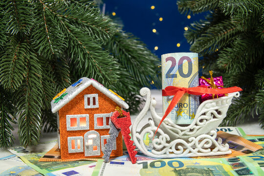 On the euro banknotes there is an orange house with keys and a sled with a decorated euro banknote between the Christmas trees