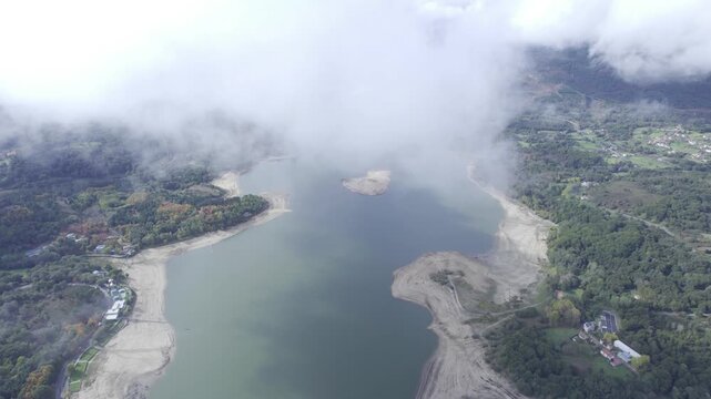 Impresionantes vistas a&eacute;reas de Lobios, Galicia, capturadas con dron. Paisajes naturales de gran belleza con monta&ntilde;as, bosques frondosos y extensos valles verdes en un entorno rural tranquilo y salvaj
