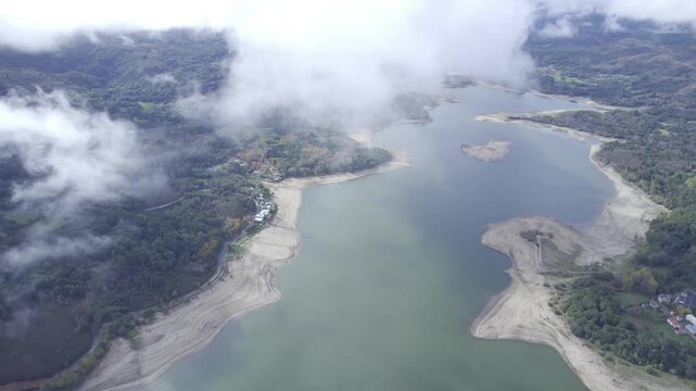 mpresionantes vistas a&eacute;reas de Lobios, Galicia, capturadas con dron. Paisajes naturales de gran belleza con monta&ntilde;as, bosques frondosos y extensos valles verdes en un entorno rural tranquilo y salvaje