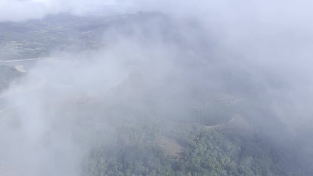 Impresionantes vistas a&eacute;reas de Lobios, Galicia, capturadas con dron. Paisajes naturales de gran belleza con monta&ntilde;as, bosques frondosos y extensos valles verdes en un entorno rural tranquilo y salvaj