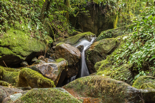 Imagem de cascata de pedras na natureza